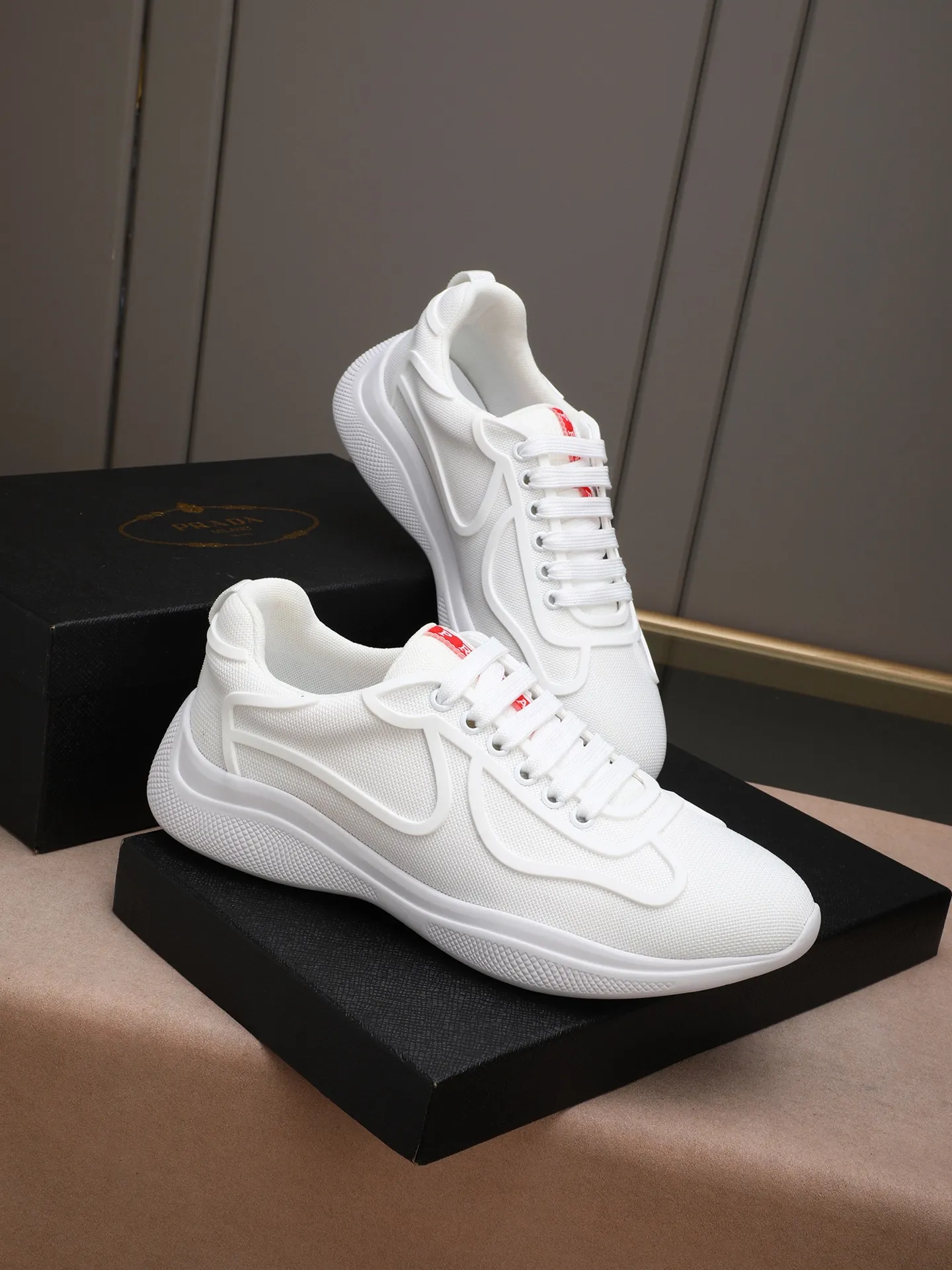 Men's shoes 💰400 PRADA/Prada men's lace-up casual sports shoes, the upper is made of imported rubber and breathable mesh. It is soft, comfortable and breathable. The tongue is decorated with the PRADA brand letter logo. The thick rubber sole echoes the red label tongue. The style is fashionable and elegant. The details are carefully crafted. A casual sports shoe with a super western style and excellent breathability!  Size: 38-44 (45 46 customized)